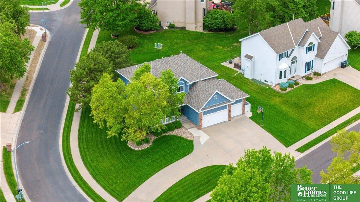 Property Photo:  908 Wicklow Road  NE 68046 