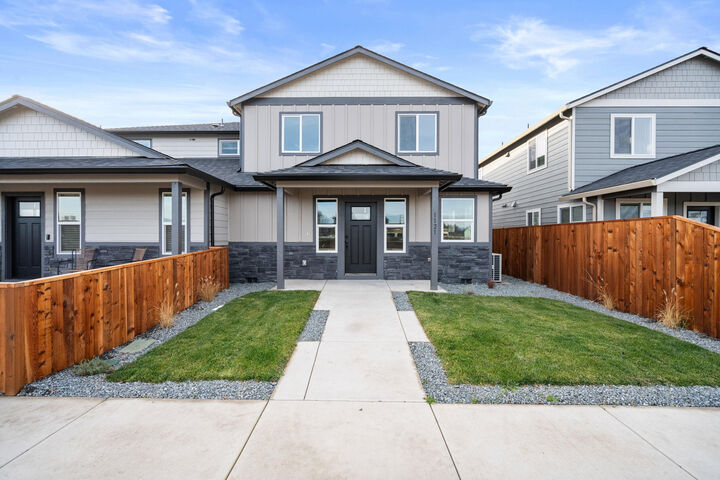 Property Photo:  1121 Annalise Street  OR 97502 