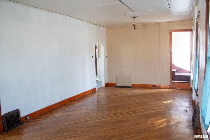 Property Photo: 17 N 5th Avenue IL 61520