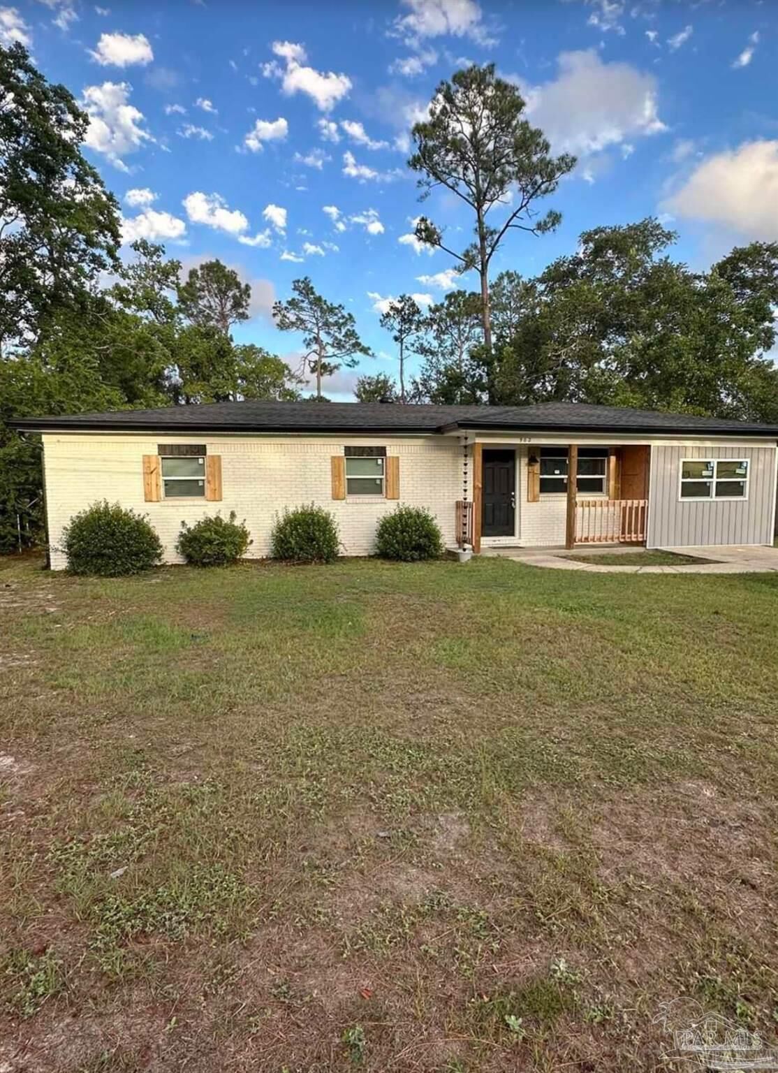 Property Photo: 902 Decatur Ave FL 32507
