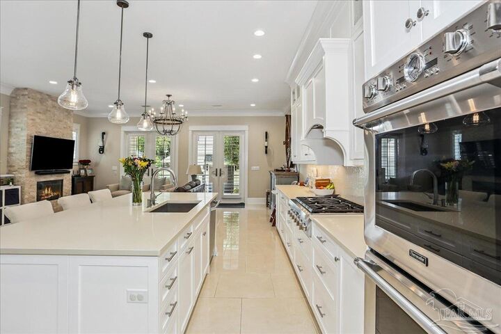 Property Photo: 577 Aragon St FL 32502