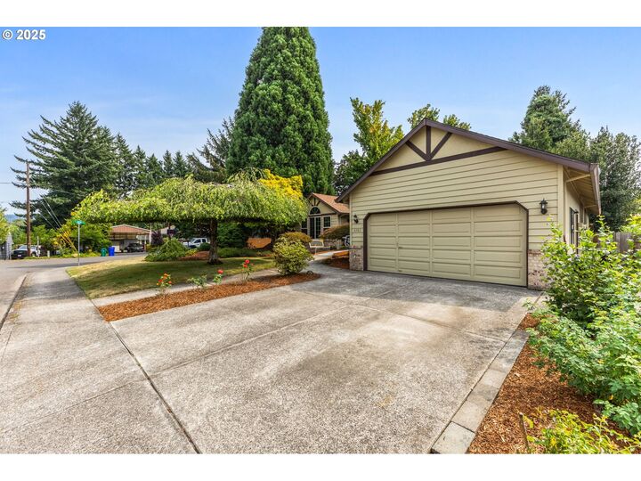 Property Photo:  6582 SE Eunice St  OR 97222 