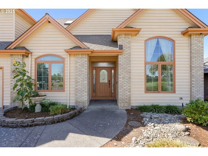 Property Photo: 2815 Hazelnut Dr OR 97071