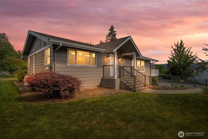 Property Photo:  1424 E 36th Lane  WA 98226 