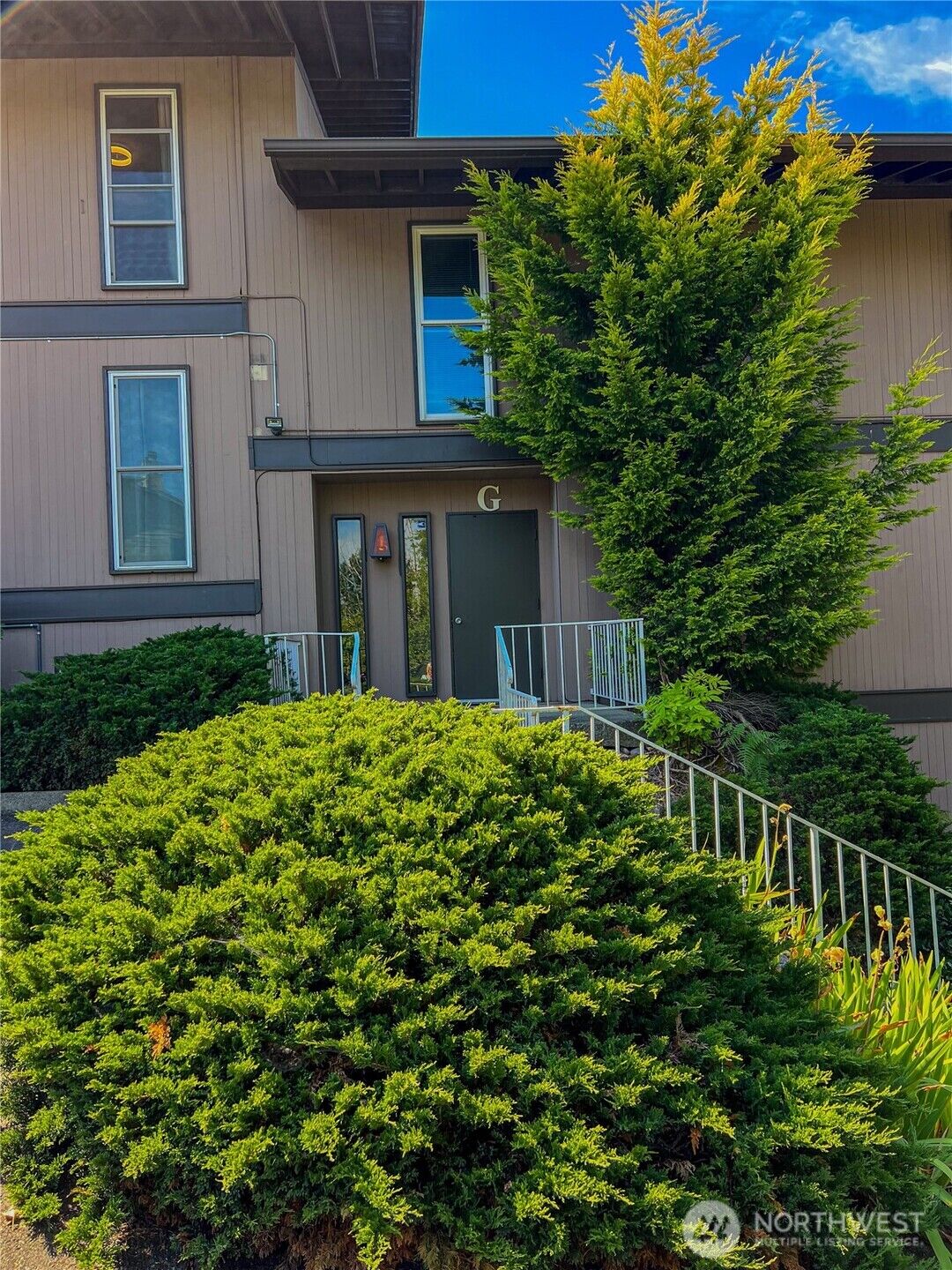 Property Photo: 1425 S Puget Drive G3 WA 98055