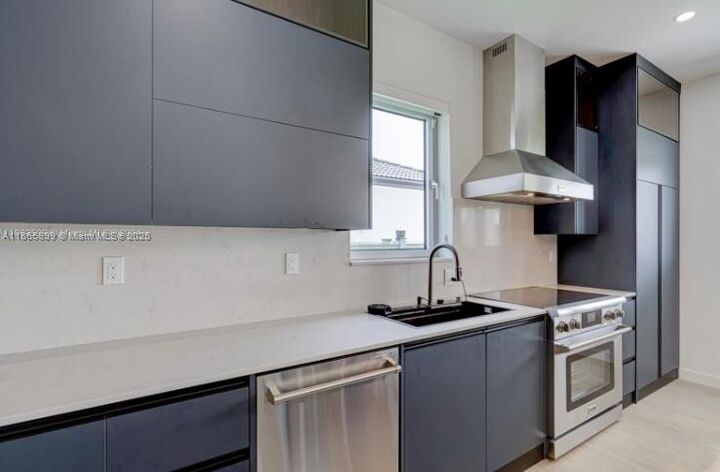 Property Photo: 3909 SW 138th Ave FL 33175
