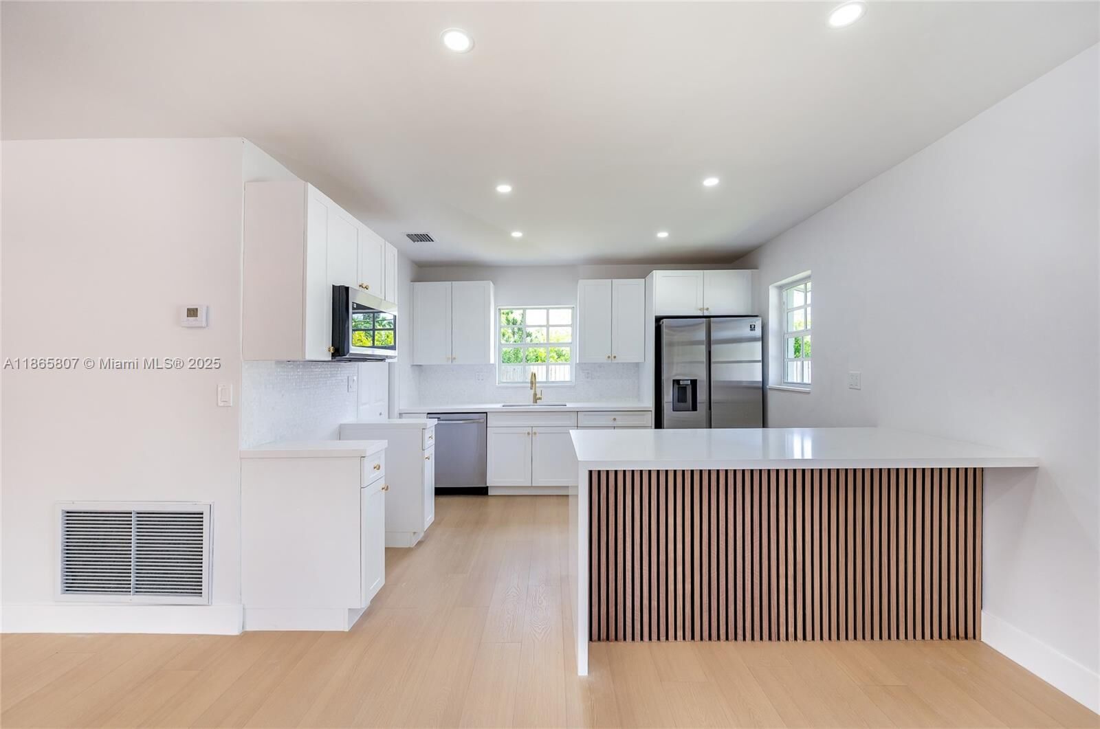 Property Photo:  