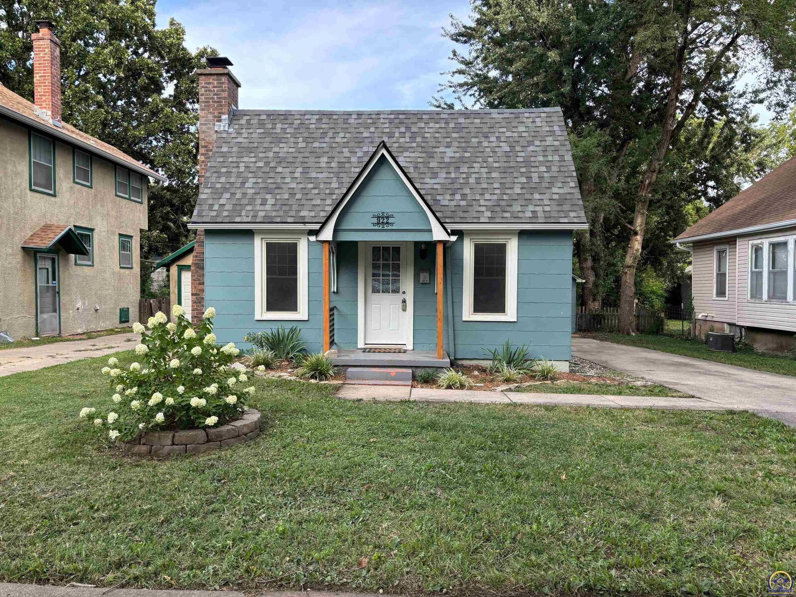 Property Photo: 922 Chestnut St KS 66801