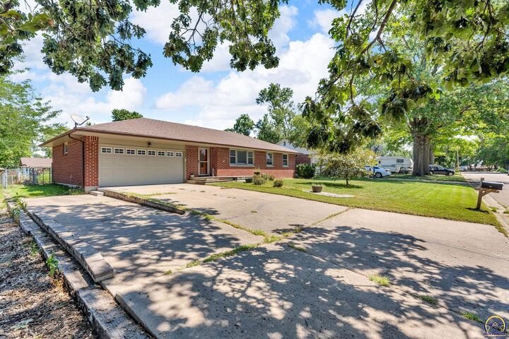 Property Photo: 116 Center Dr KS 66539