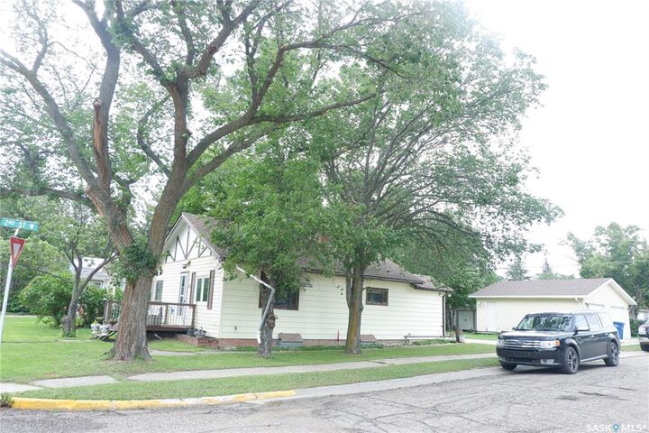 Property Photo:  221 7th Avenue W  SK S0H 0B0 