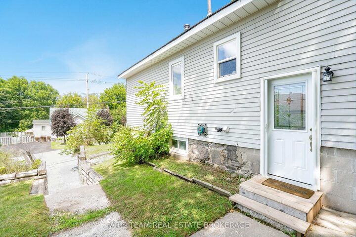 Property Photo: 405 Bay Street ON L4R 1K7