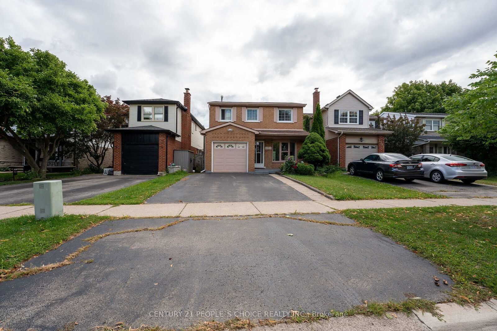 Photo de la propriété: 2247 Silverbirch Court ON L7M 3H4