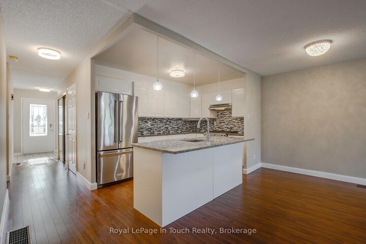 Property Photo:  696 King Street 32  ON L4R 5B5 