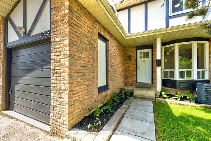 Photo de la propriété: 3045 Driftwood Drive ON L7M 1X8