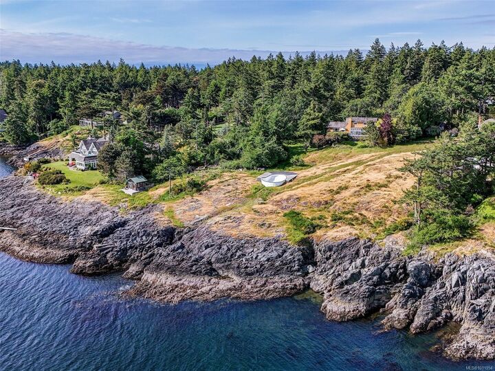 Property Photo: 2550 Queenswood Dr BC V8N 1X5