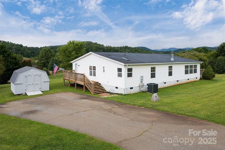 Property Photo: 25 One Oak Drive NC 28748