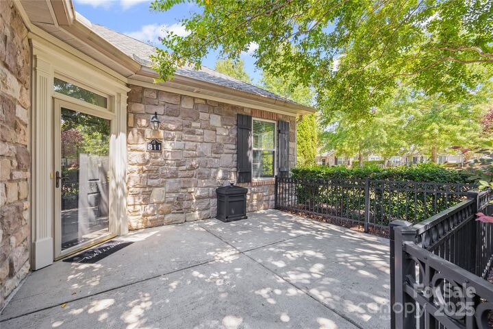 Property Photo: 811 Ledgestone Court SC 29708