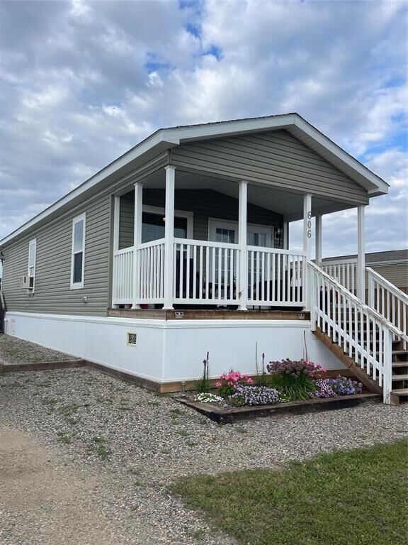 Property Photo: 606 Campbell Cove MB R7A 7X2