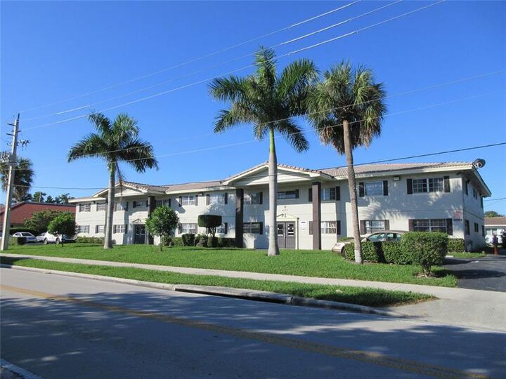Property Photo: 4280 Woodside Dr 14 FL 33065