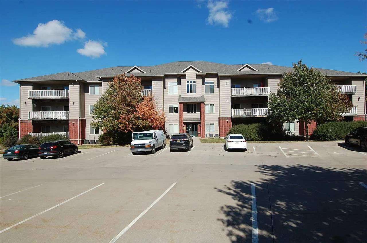 Property Photo: 470 N 1st Ave 203 IA 52245