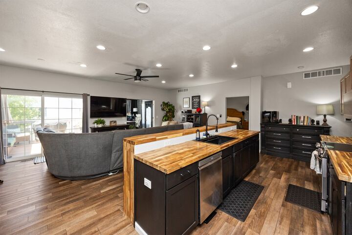 Property Photo: 3606 NE Cottonwood Lane IA 50021