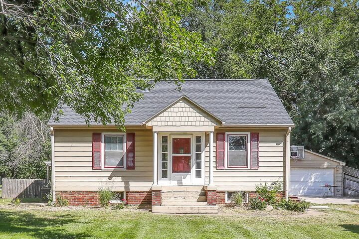 Property Photo: 1250 NE 52nd Avenue IA 50313