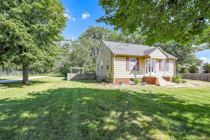 Property Photo:  1250 NE 52nd Avenue  IA 50313 