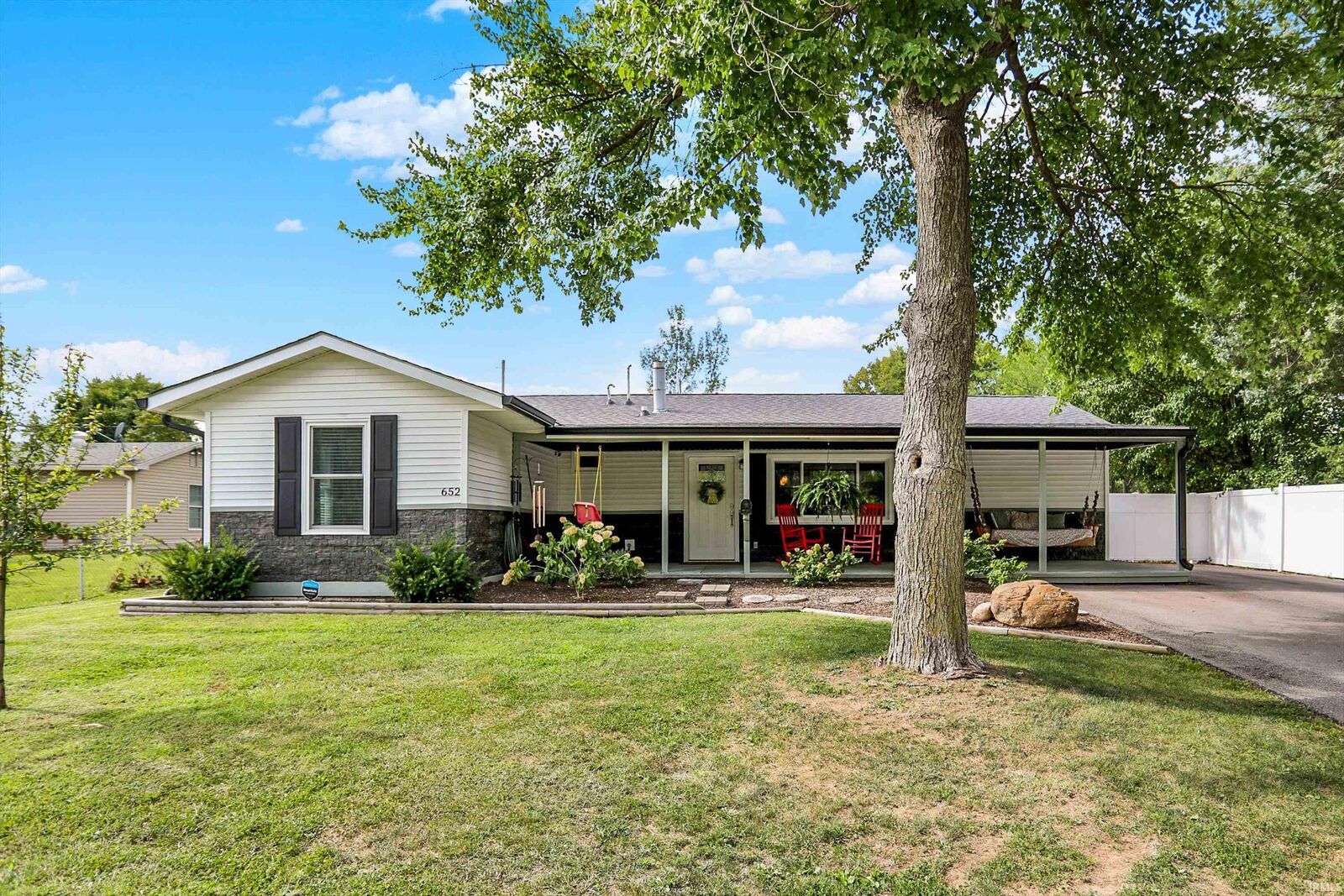 Property Photo: 652 Mooreland Drive IN 46184