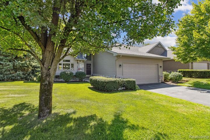 Property Photo:  935 Mildred J Court  MI 48116 3798 