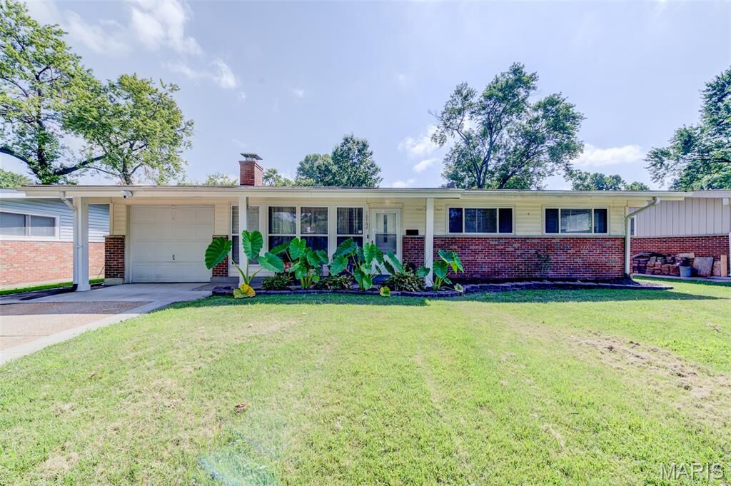 Property Photo: 10562 Murat Drive MO 63136