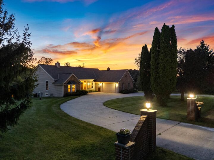 Property Photo: 2075 Parkwood Ct WI 53024