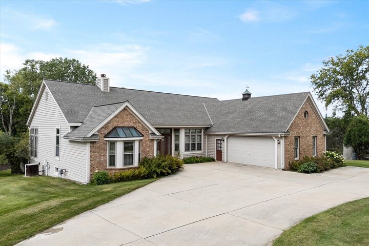 Property Photo: 2075 Parkwood Ct WI 53024