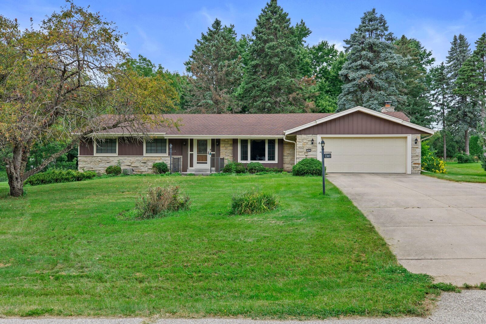 Property Photo: 2365 Alta Louise Pkwy WI 53045