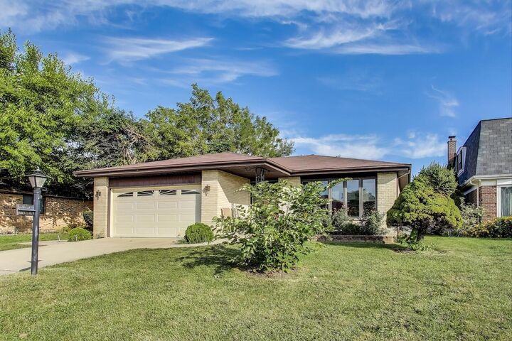 Property Photo: 10524 Camelot Street IL 60154