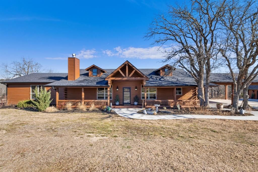Property Photo: 542 Whispering Oaks TX 76270
