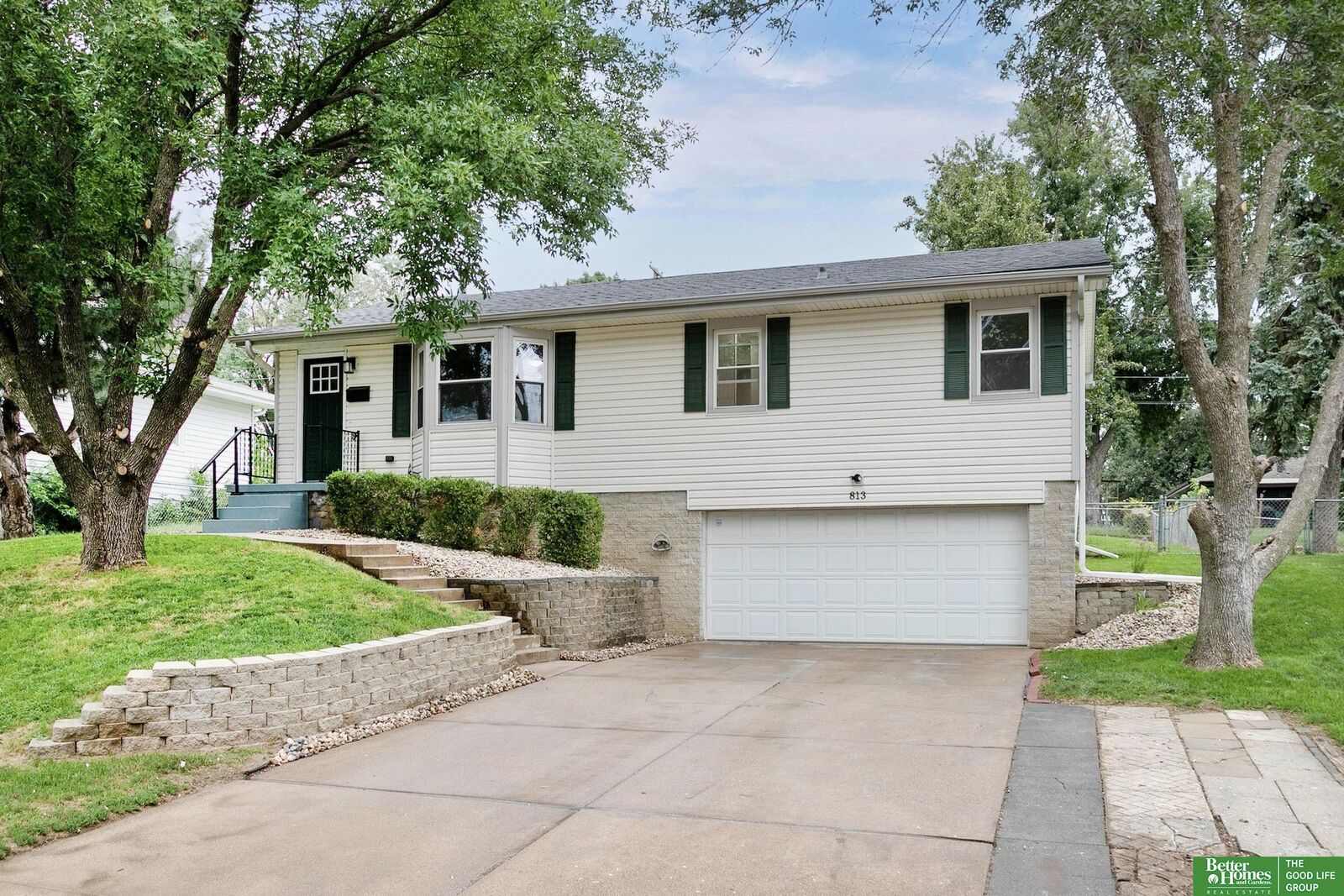 Property Photo:  813 Janes View Street  NE 68046 