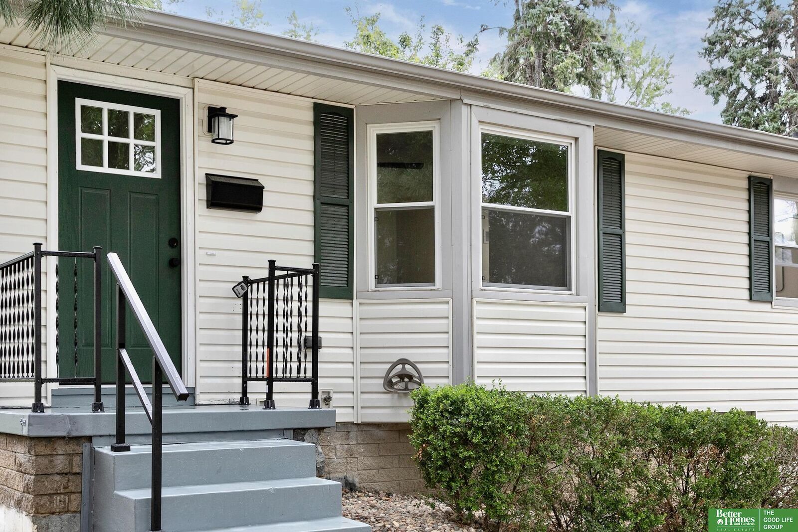 Property Photo: 813 Janes View Street NE 68046
