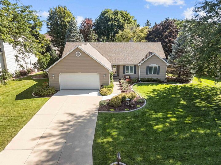 1028 S Praire Creek Drive  Neenah WI 54956 photo