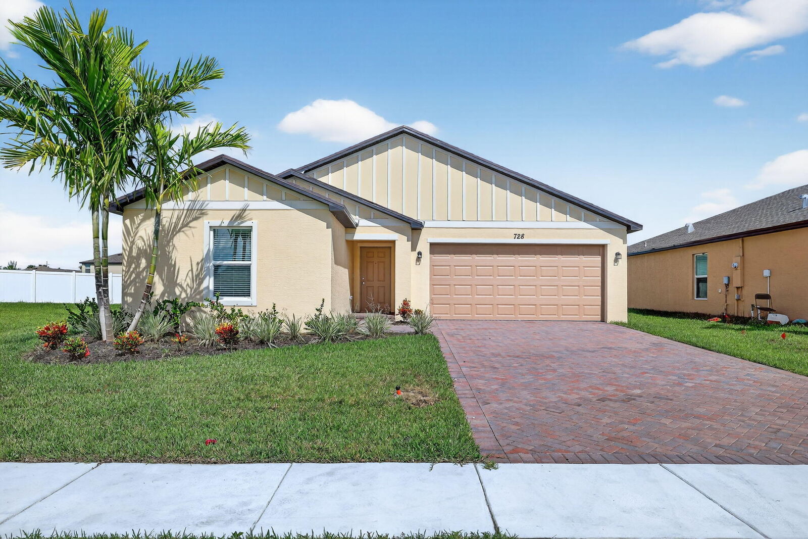 Property Photo: 728 Carlyle Way E FL 34947