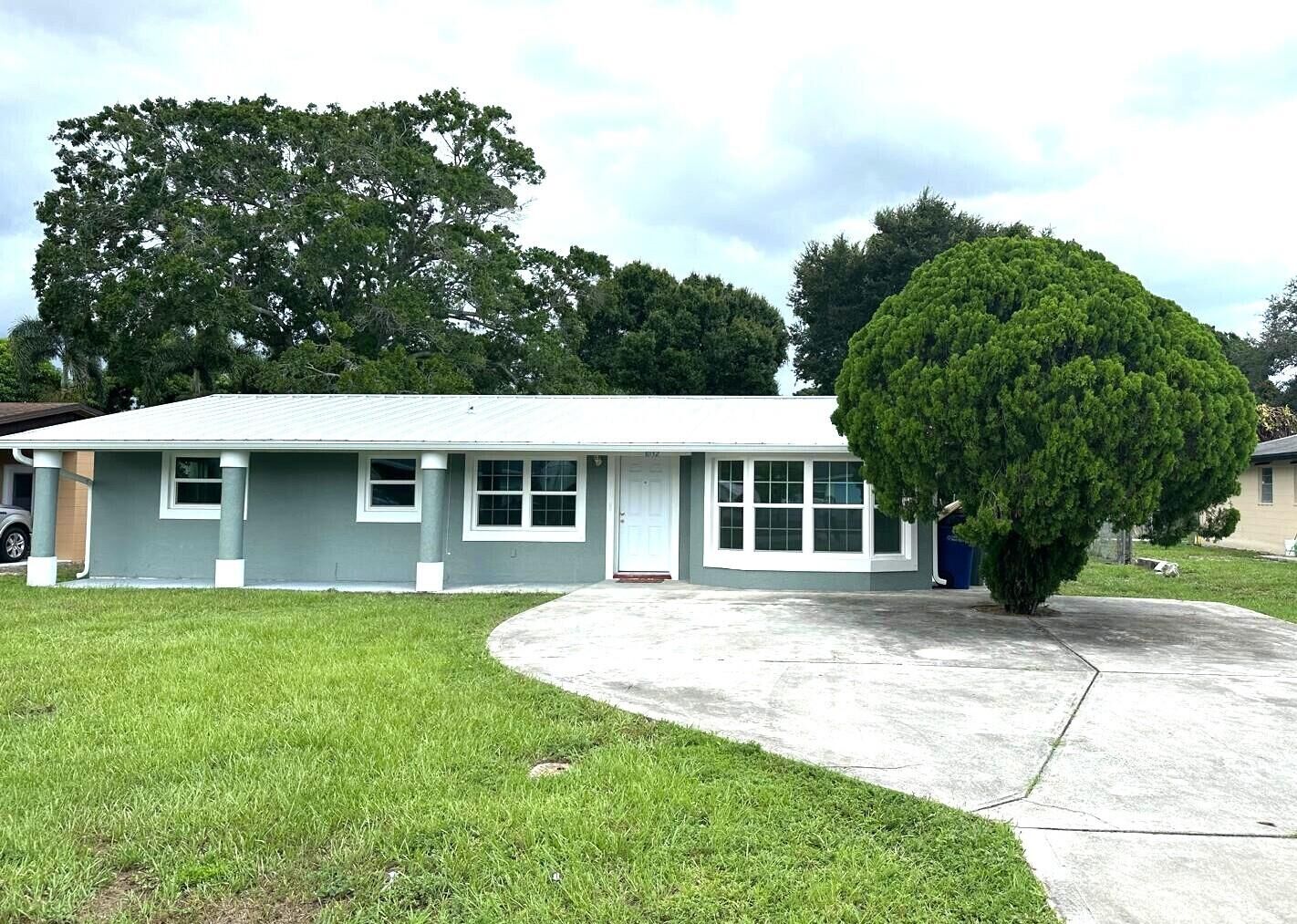 Property Photo: 1032 Martinique Avenue S FL 34982
