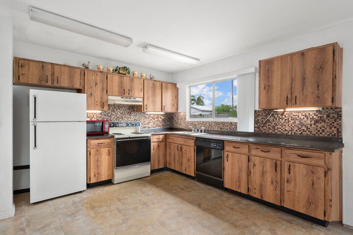 Property Photo: 2118 SW Airoso Boulevard FL 34984