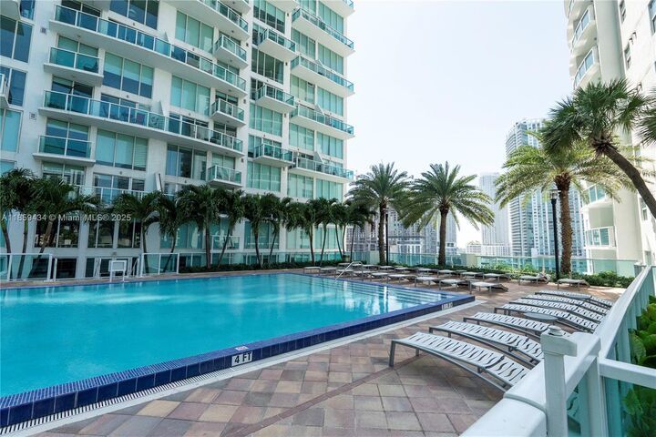 Property Photo: 31 SE 5th St 2610 FL 33131