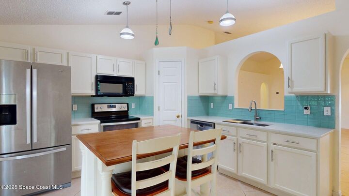 Property Photo: 2178 Redwood Circle FL 32905