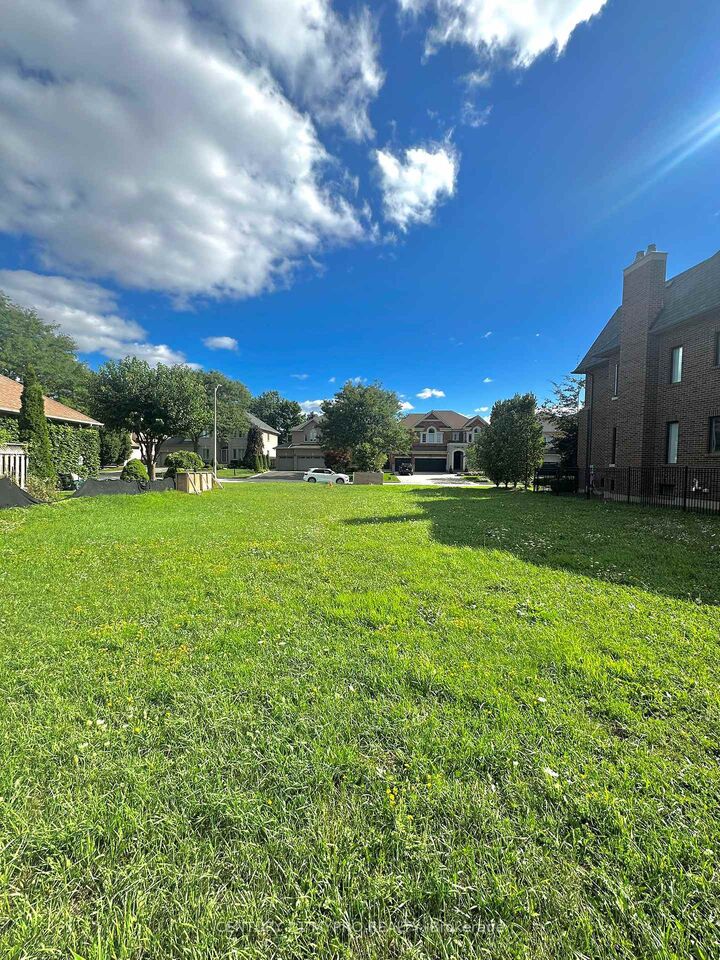 Property Photo:  40 Appian Way  ON L4L 8Y4 