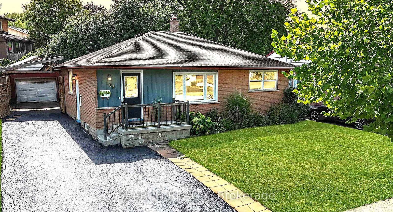 Property Photo:  82 Southmoor Drive  ON N2M 4M7 