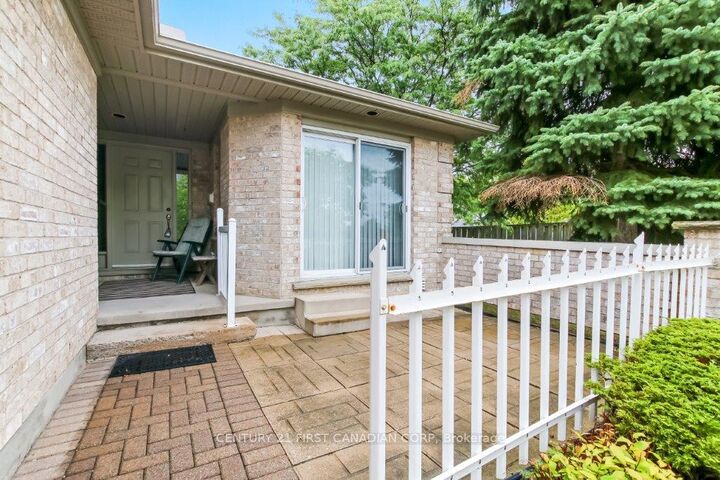 Property Photo: 825 Shelborne Street 17 ON N5Z 5B7