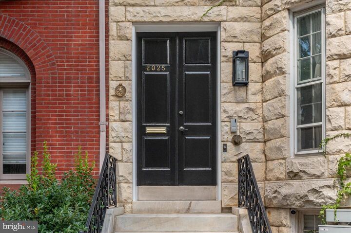 Property Photo: 2025 Hillyer Place NW 4 DC 20009