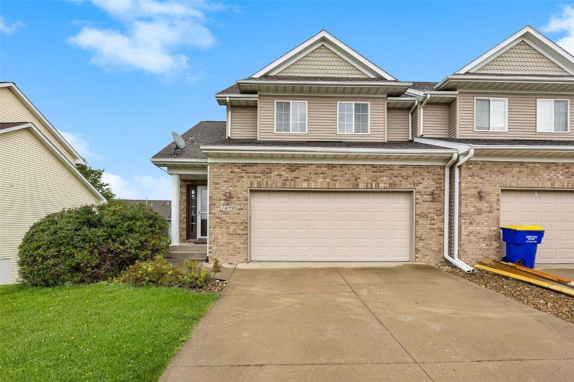 Property Photo: 1490 Vandello Cir IA 52317