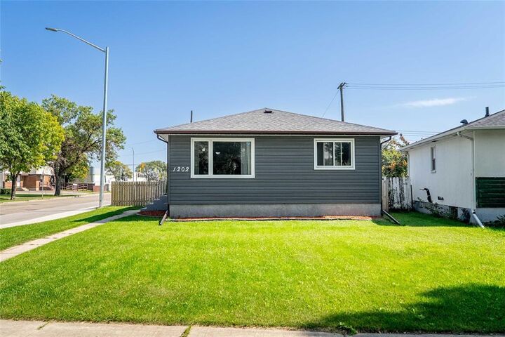 Property Photo: 1202 McCalman Avenue MB R2L 1H9