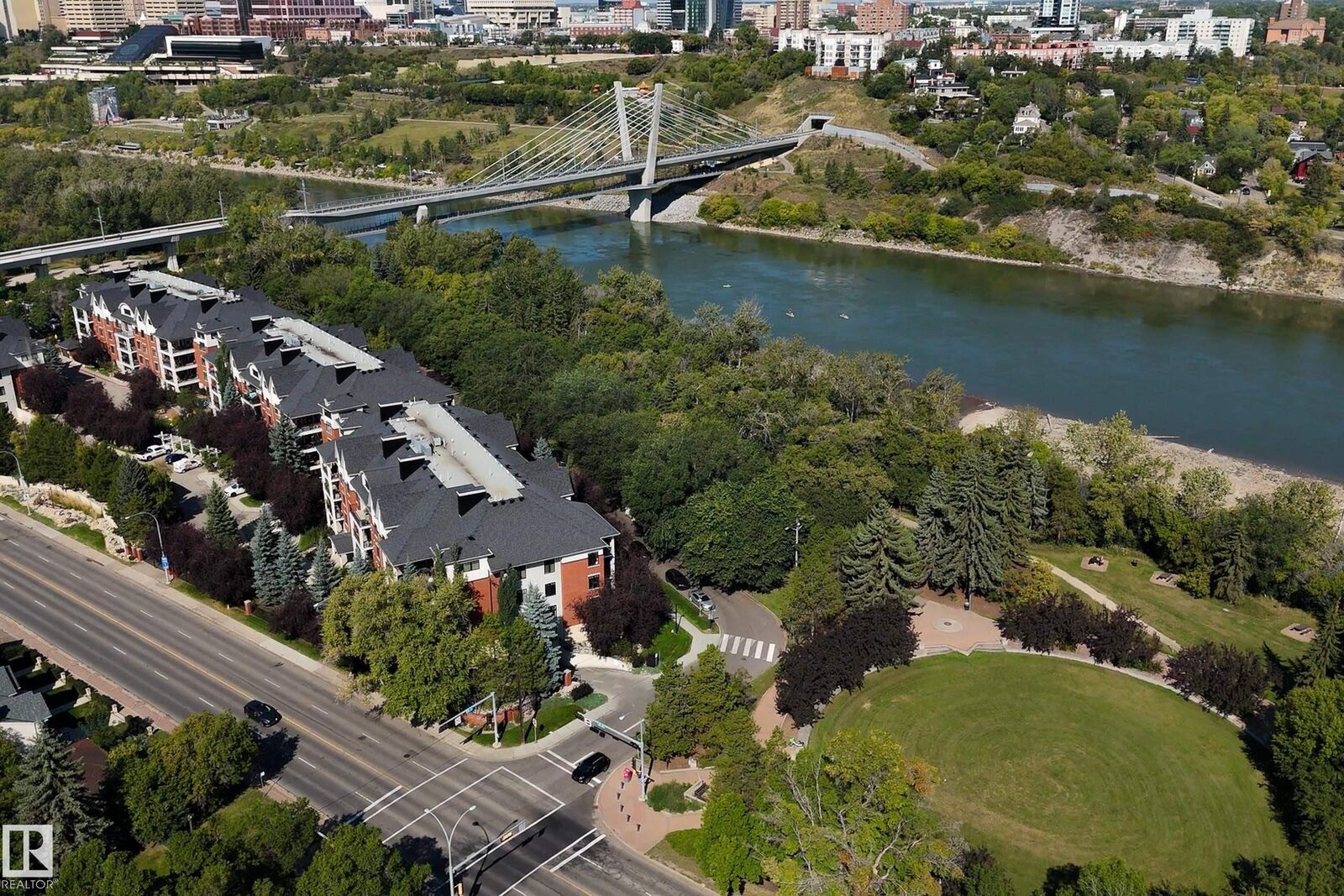 Property Photo: 9811 96A Street NW 102 AB T6A 4A4